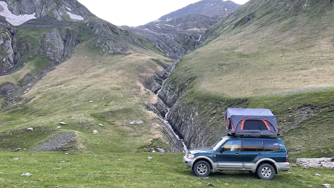 Sfeerafbeelding Met 4wd landcruiser met daktent door Georgie